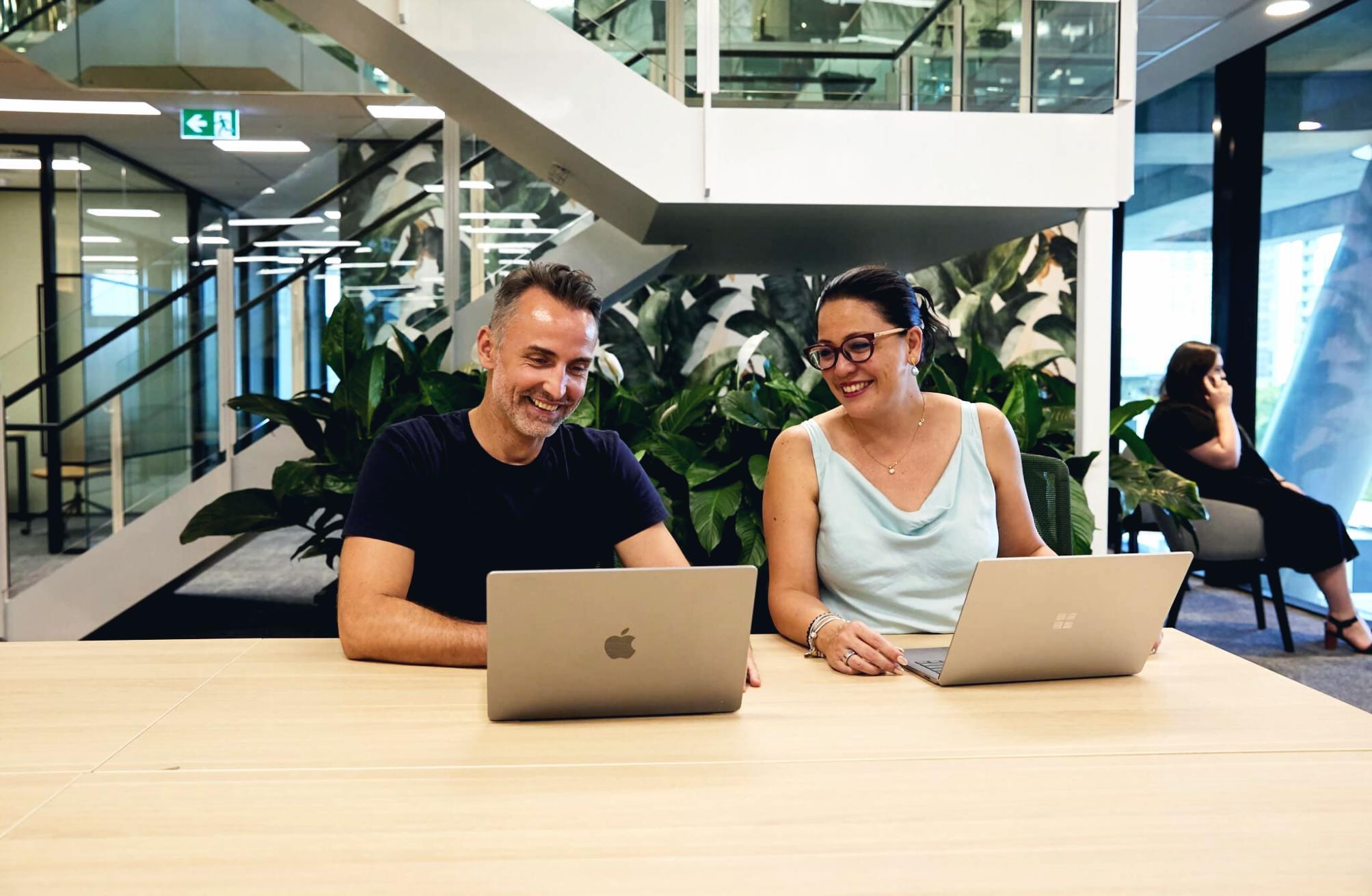 Διεθνείς φοιτητές που μελετούν διαχείριση προσωπικού